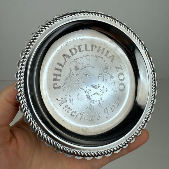 Vtg Small Round Silver Metal Philadelphia Zoo America's First Lion Etched Dish - Picture 1 of 15